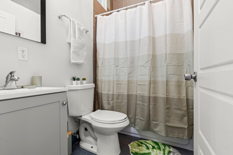 Building Photo - 826 N Broad St