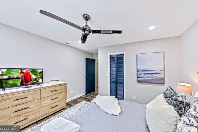 Building Photo - 527 Charing Cross Dr