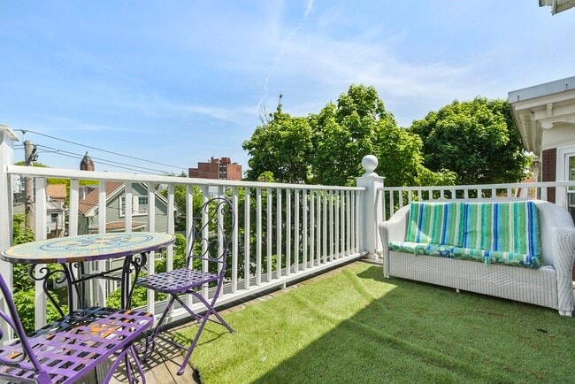 Building Photo - 257 E Cottage St