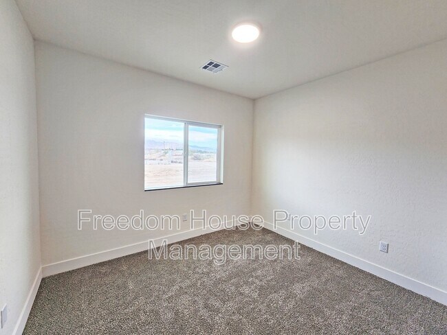 Building Photo - 1340 Arrowhead St