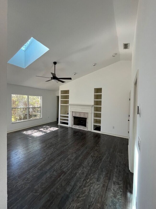 Building Photo - Beautiful and completely Renovated 3/2 fen...