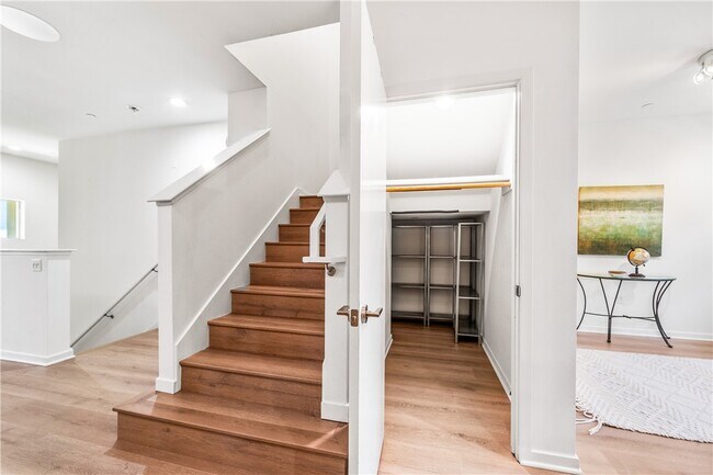 Building Photo - 664 Colorado Cir