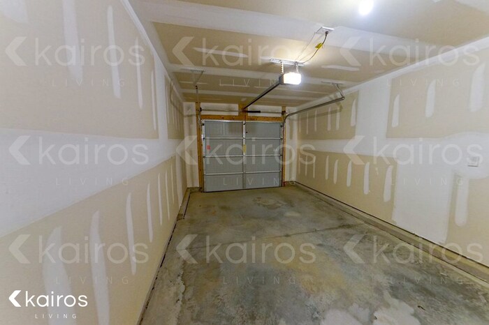 Building Photo - 204 Glenoaks Dr