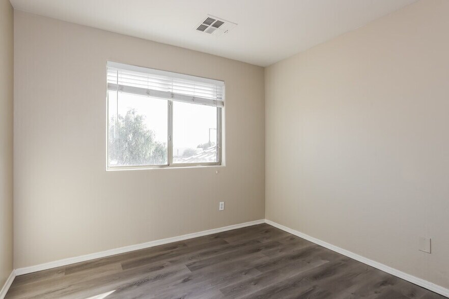 Building Photo - 960 N 168th Dr