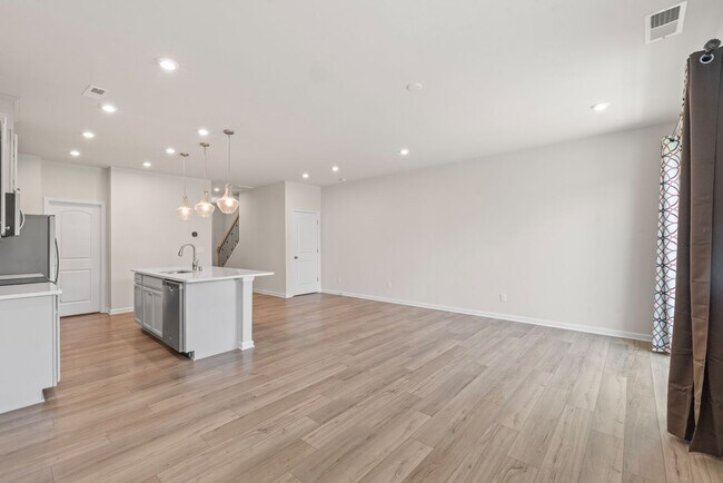 Building Photo - Like-New Townhome in Pristine, Move-In Ready Condition