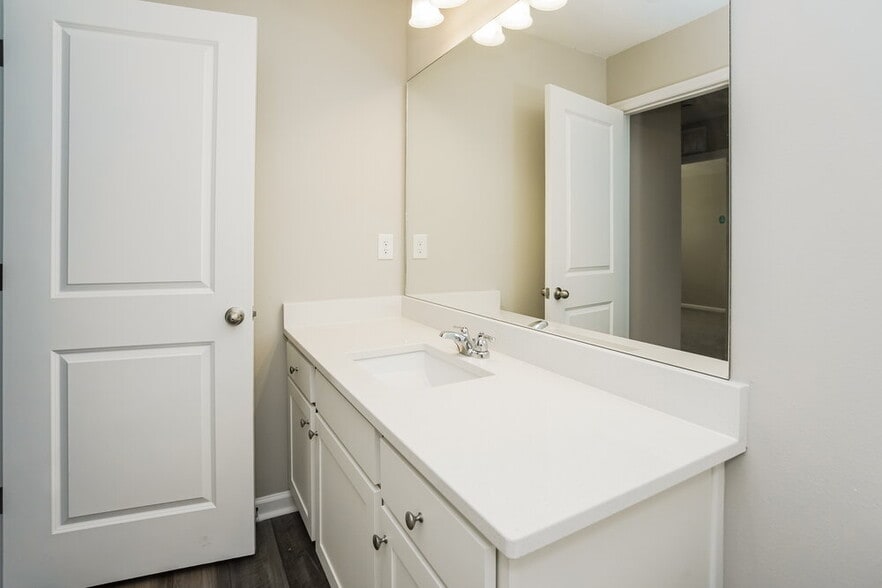 Building Photo - 912 Kelly Fern Lp