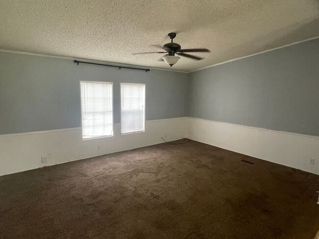 Building Photo - 3 BEDROOM LOCATED ON SHADED ACRE LOT
