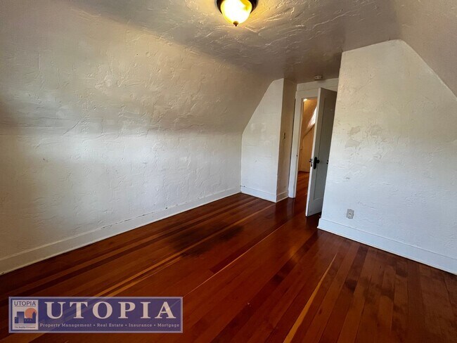 Building Photo - Charming 3 Bedroom, 1.5 Bathroom close to ...
