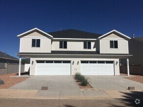 Building Photo - 3 Bedroom Townhouse in Cedar