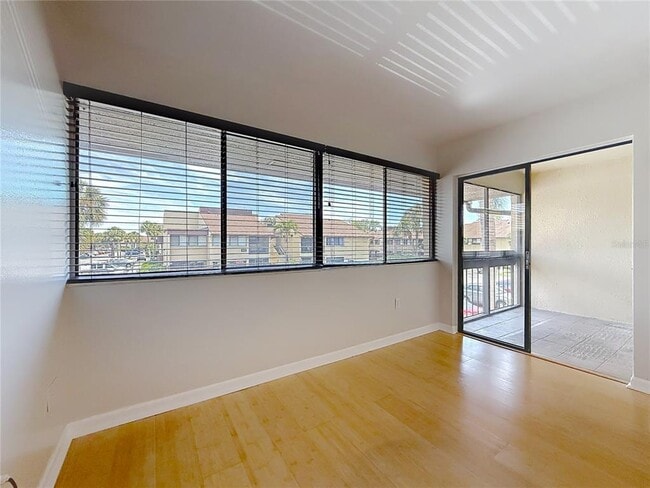 Building Photo - 890 N Village Dr