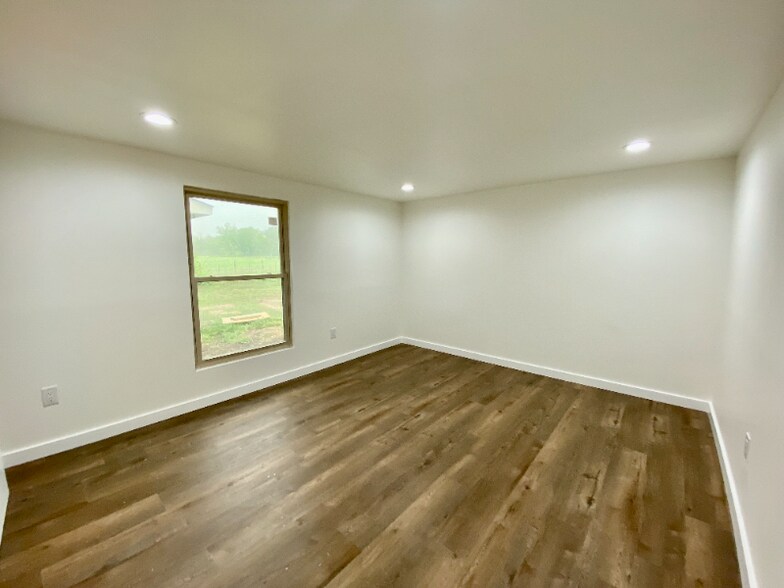 Building Photo - 417 Jasmine Ln