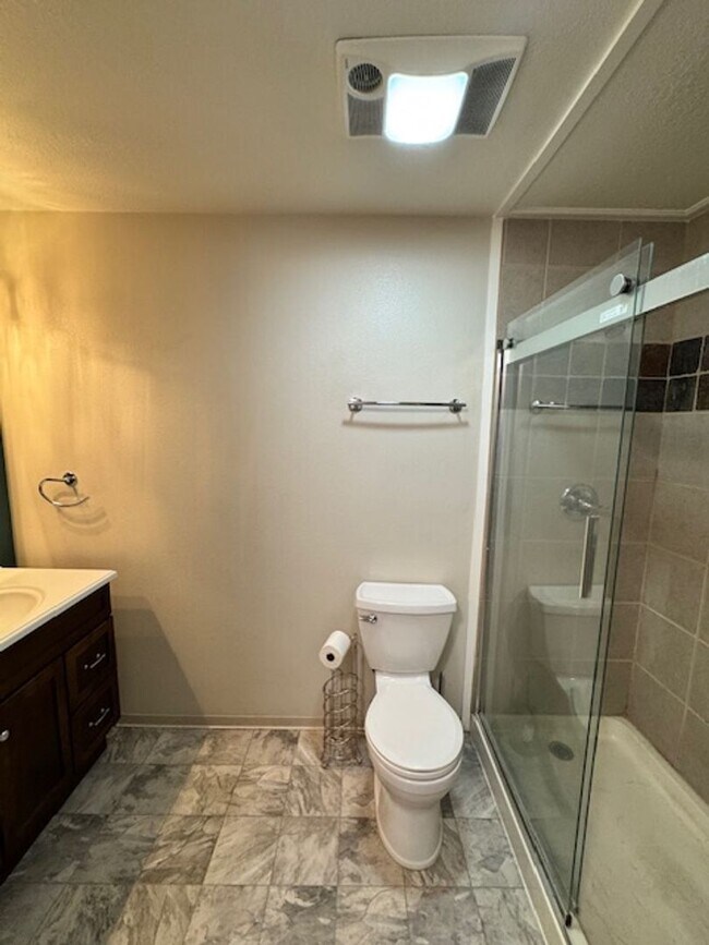 Building Photo - PRIVATE, COUNTRY LIKE SETTING IS A 2 BEDRO...