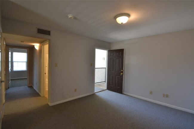 Building Photo - 304 Dell Ct