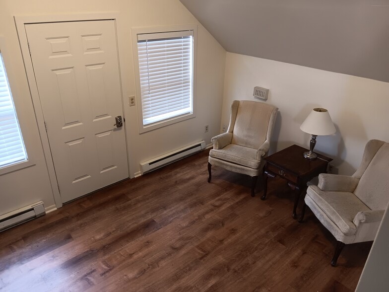 Building Photo - 627 NE Opal St