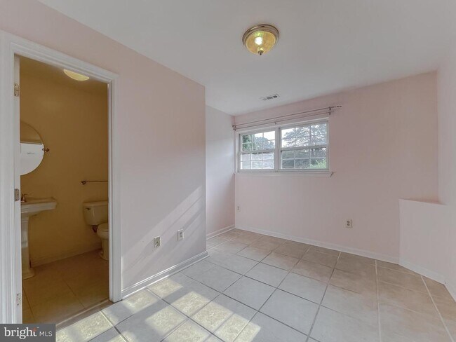 Building Photo - 21133 Woodmere Dr