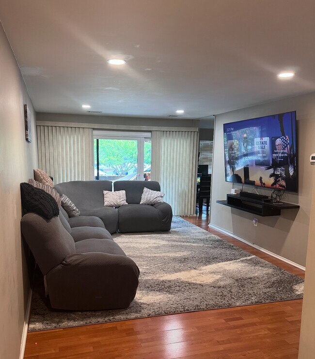 Primary Photo - 423 Christopher Ave