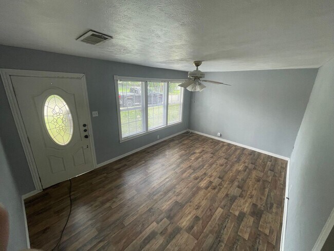 Building Photo - In the heart of Cleburne