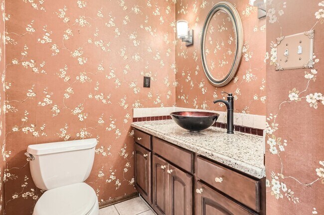 Building Photo - **Stunning 5-Bedroom 4-Bathroom Home in Li...