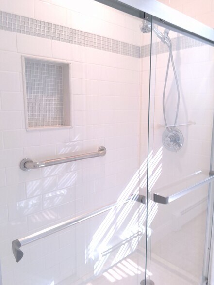 Building Photo - 34 Old East Neck Rd