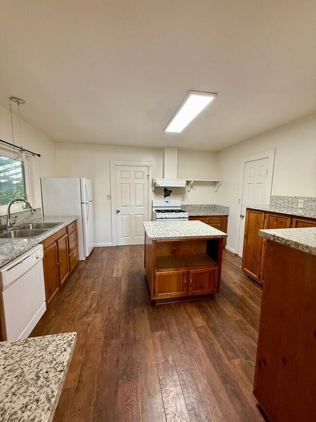 Building Photo - 3 Bedroom 1 Bath House!