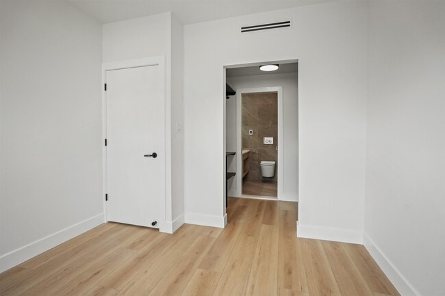 Building Photo - 31 W 46th St
