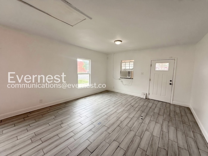 Building Photo - 1402 Avenue E