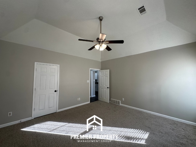 Building Photo - 4 Bedroom Home for Rent in Memphis, TN | High Ceilings, Stone Fireplace & 2-Car Garage