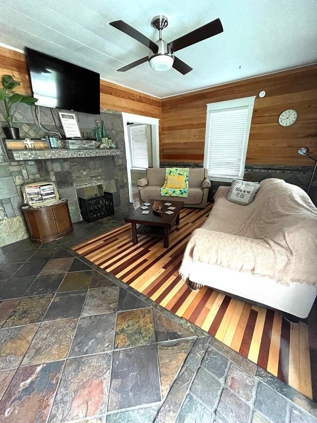 Building Photo - 1706 Mary St