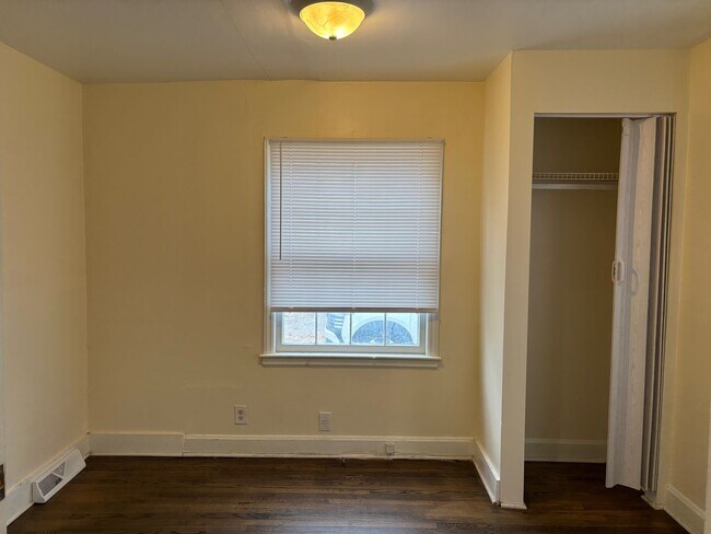 Building Photo - 1916