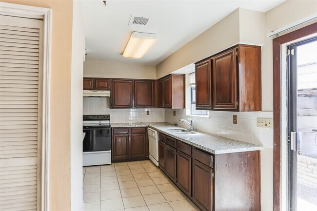 Building Photo - 9901 Sharpcrest St