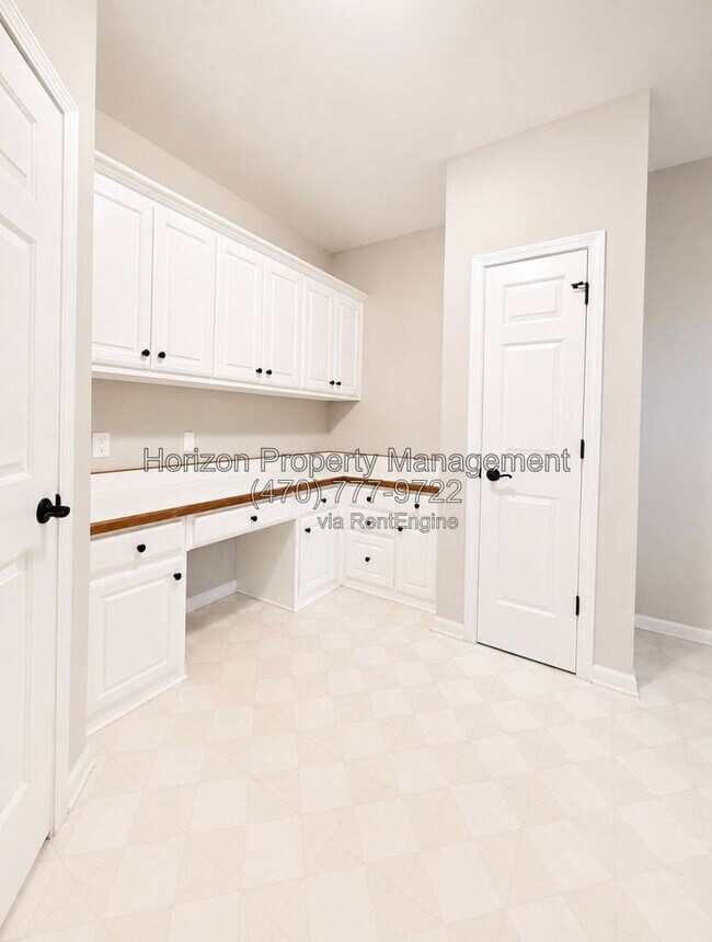 Building Photo - 3235 Bentwood Close