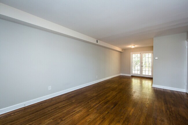 Building Photo - Charming 2BD/1BA Townhouse at Cotswold!