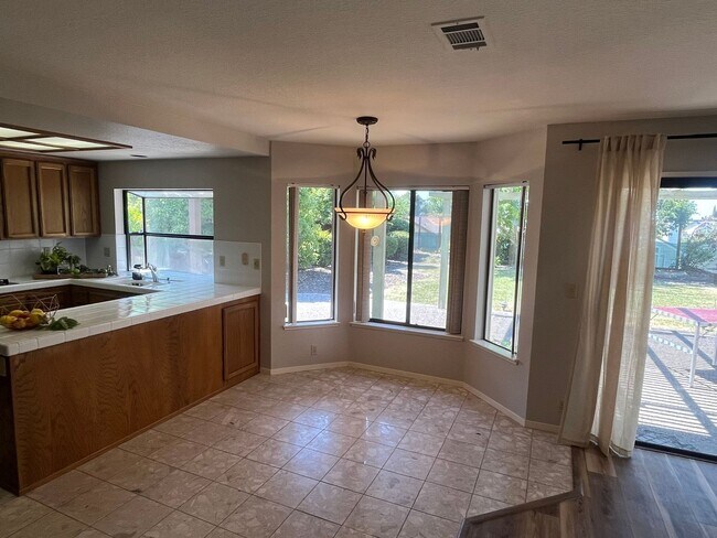 Building Photo - 4 Bedroom Home with 3- Car Garage in Hercules
