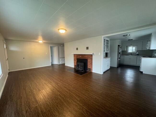 Building Photo - 2733 W Sharp Ave