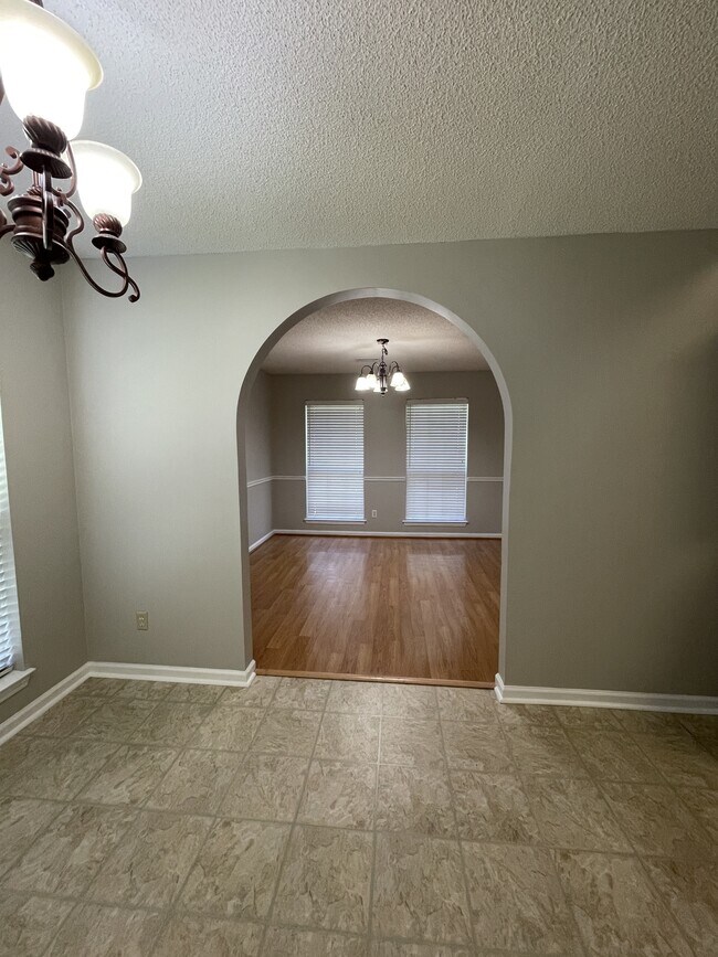 Building Photo - 126 Cross Creek Dr