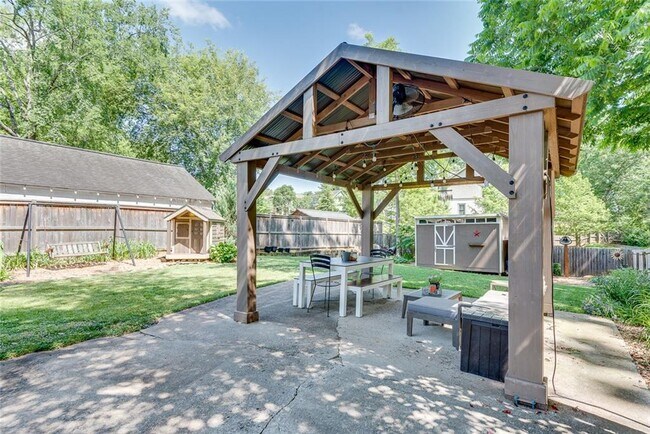 Building Photo - 2104 Delano Dr NE