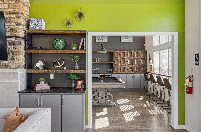 Building Photo - 933 Persimmon Ln