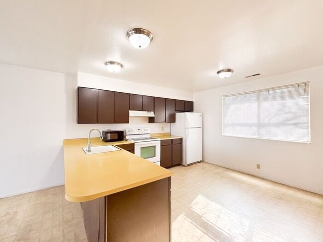 Building Photo - Cozy 2BR 1BA Home w/ Fireplace + 1 Car Garage + Fenced Yard in Sugar House