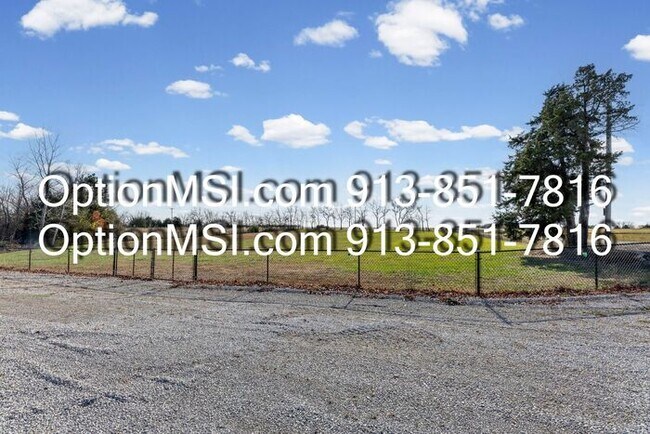 Building Photo - Country Charm Just Minutes From Lawrence!