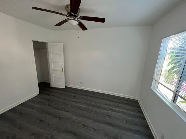 Building Photo - 5223 De Longpre Ave