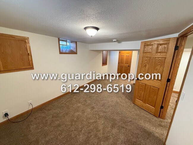 Building Photo - Roseville House in Secluded Midland Hills Available September 1, Updated Kitchen, Large Primary S...