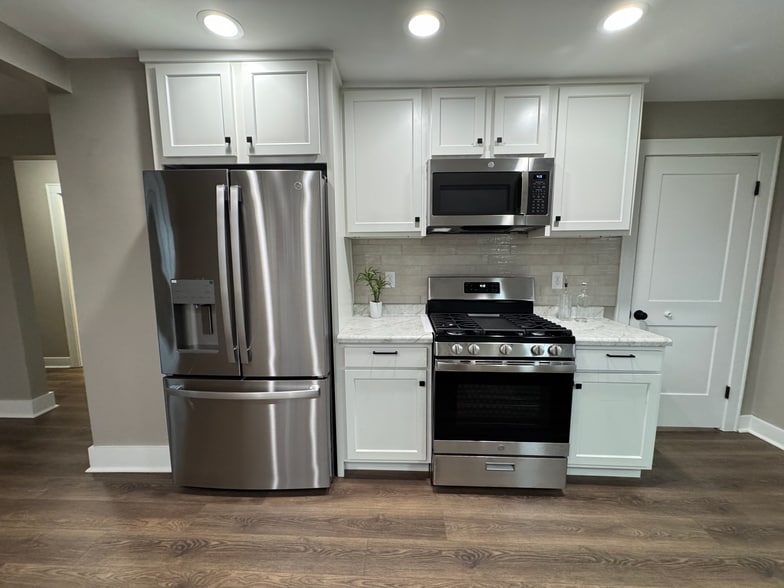 Building Photo - 515 E 9th St