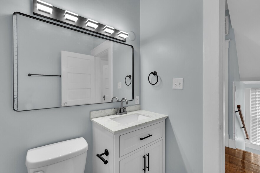 Full Bathroom Upstairs - 537 E 40th St