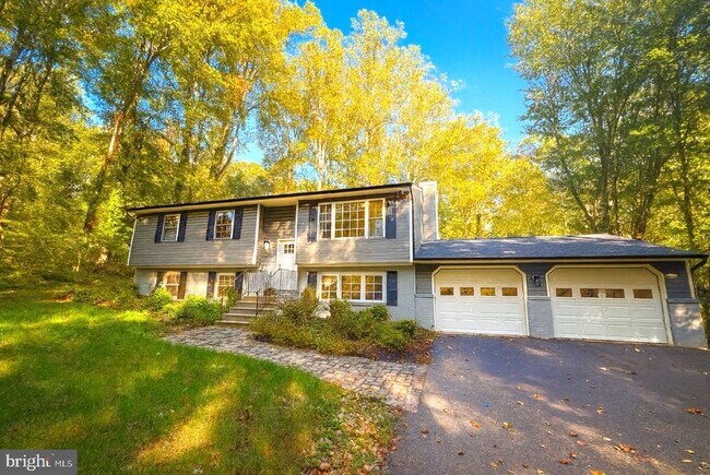 Building Photo - 9000 Marcellas Dr