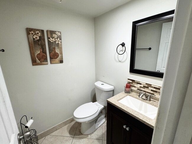 Building Photo - 984 Normandy Ln