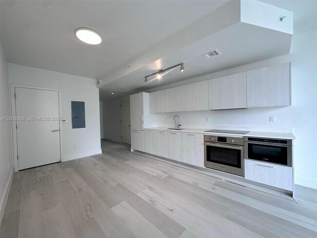 Building Photo - 501 NE 31st St