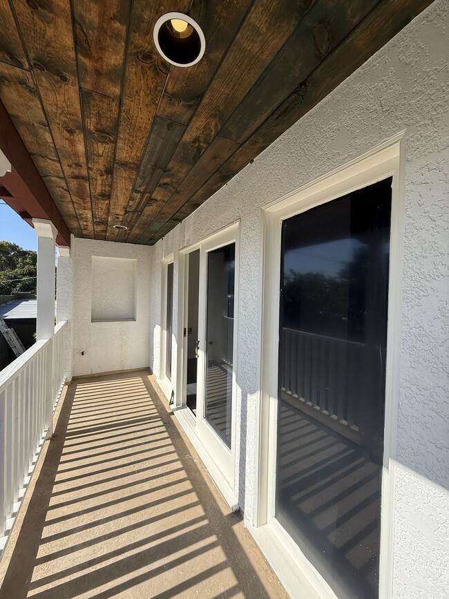 Building Photo - 2119 Kelton Ave