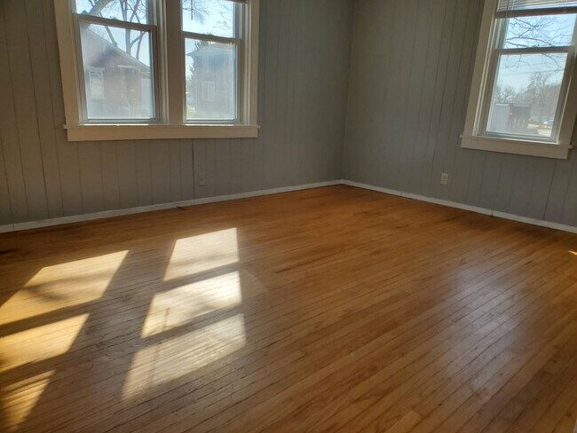 Building Photo - 2104 5th St