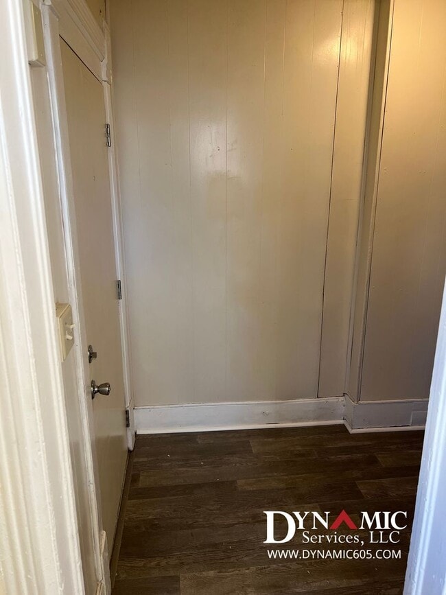 Building Photo - Remodeled 3 Bed / 1 Bath Remodeled Queen Anne Duplex – Downtown Sioux Falls