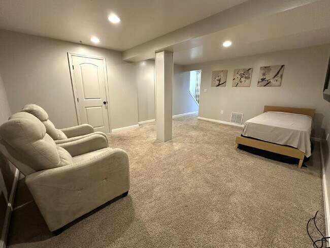 Building Photo - Lovely End Unit Townhome in Avondale Run!